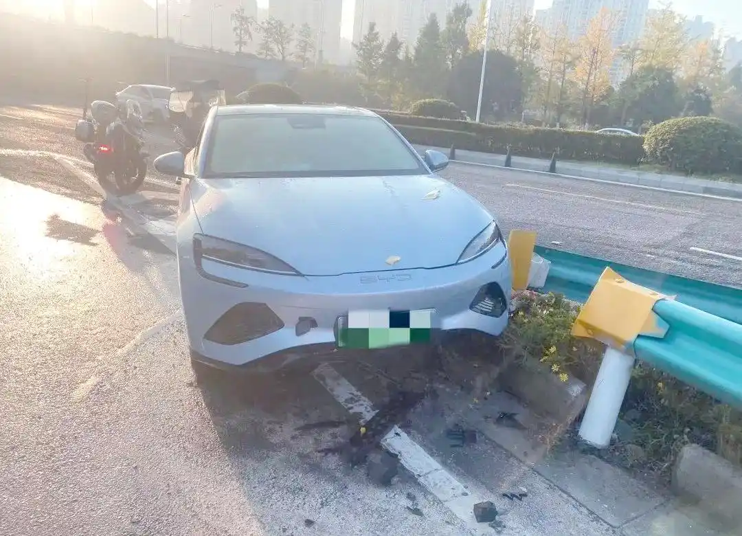 防撞桶作用部署_防撞桶缓冲效果案例_防撞桶布置