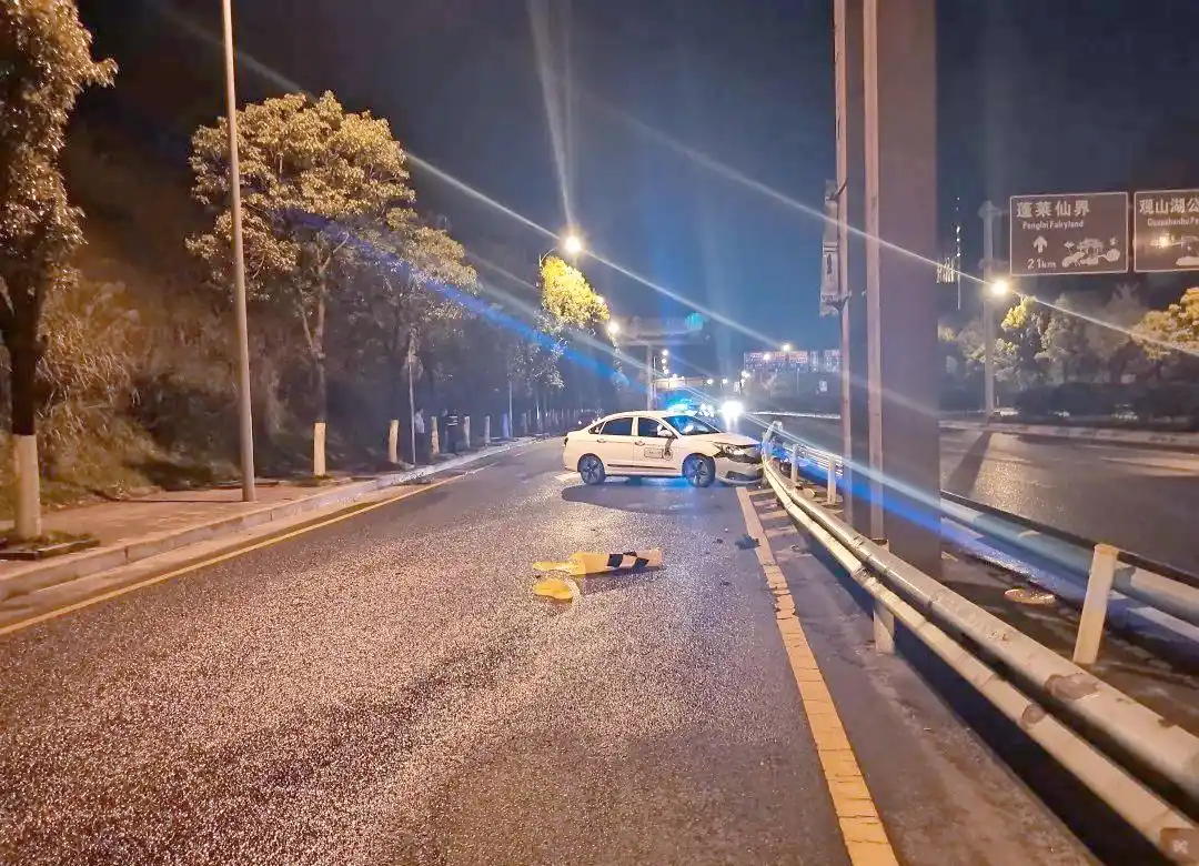 防撞桶作用部署_防撞桶布置_防撞桶缓冲效果案例