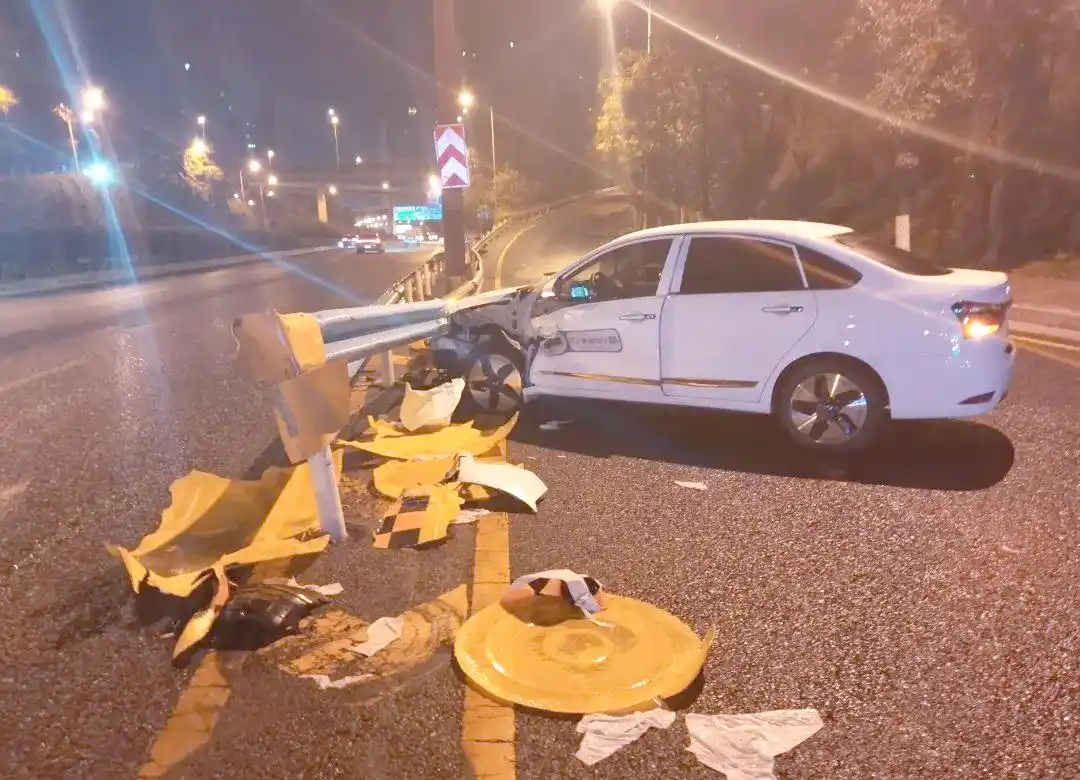 防撞桶作用部署_防撞桶布置_防撞桶缓冲效果案例