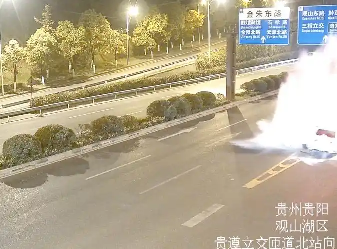 防撞桶作用部署_防撞桶布置_防撞桶缓冲效果案例