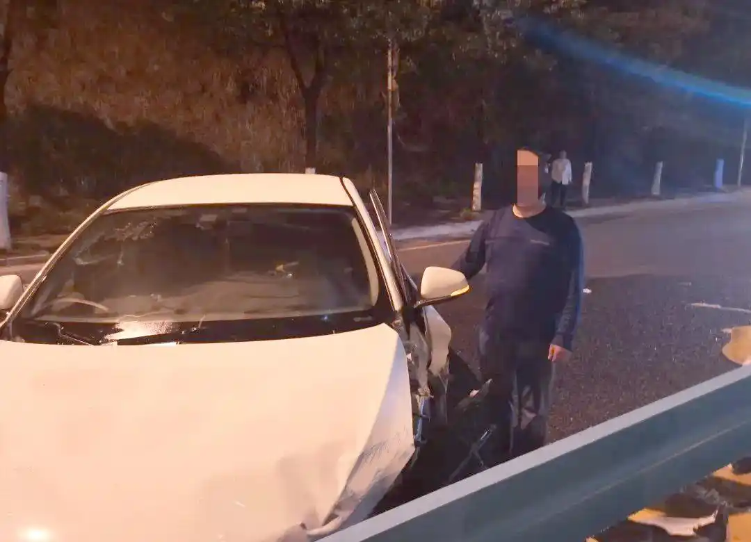 防撞桶作用部署_防撞桶布置_防撞桶缓冲效果案例