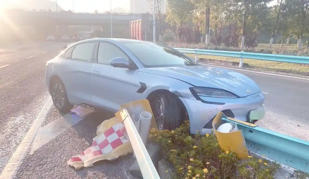 防撞桶布置_防撞桶作用部署_防撞桶缓冲效果案例