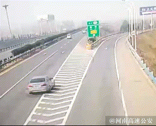 可导向防撞垫原理_防撞桶作用_高速防撞垫作用