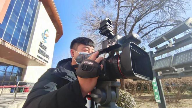 单机ENG模式便携性_讯道摄影机_专业摄像机XF605