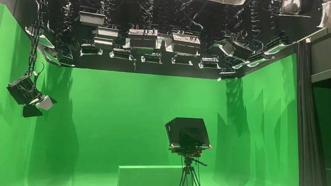 单机ENG模式便携性_讯道摄影机_专业摄像机XF605