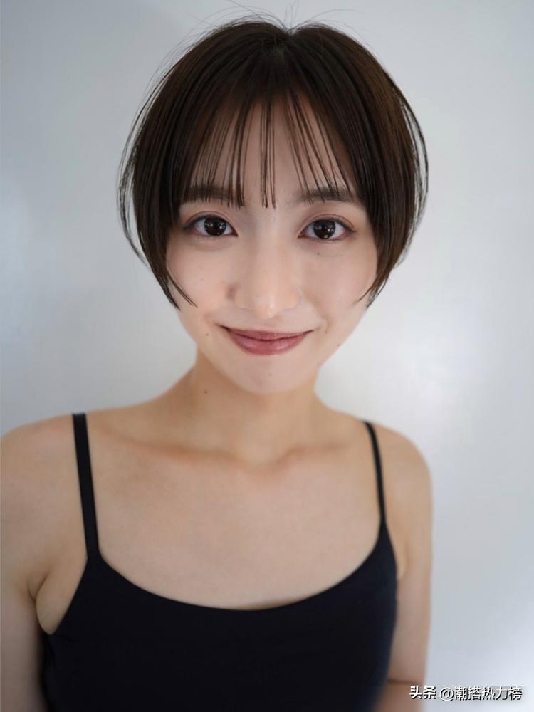 短发时尚搭配_短发造型_短发卷发棒