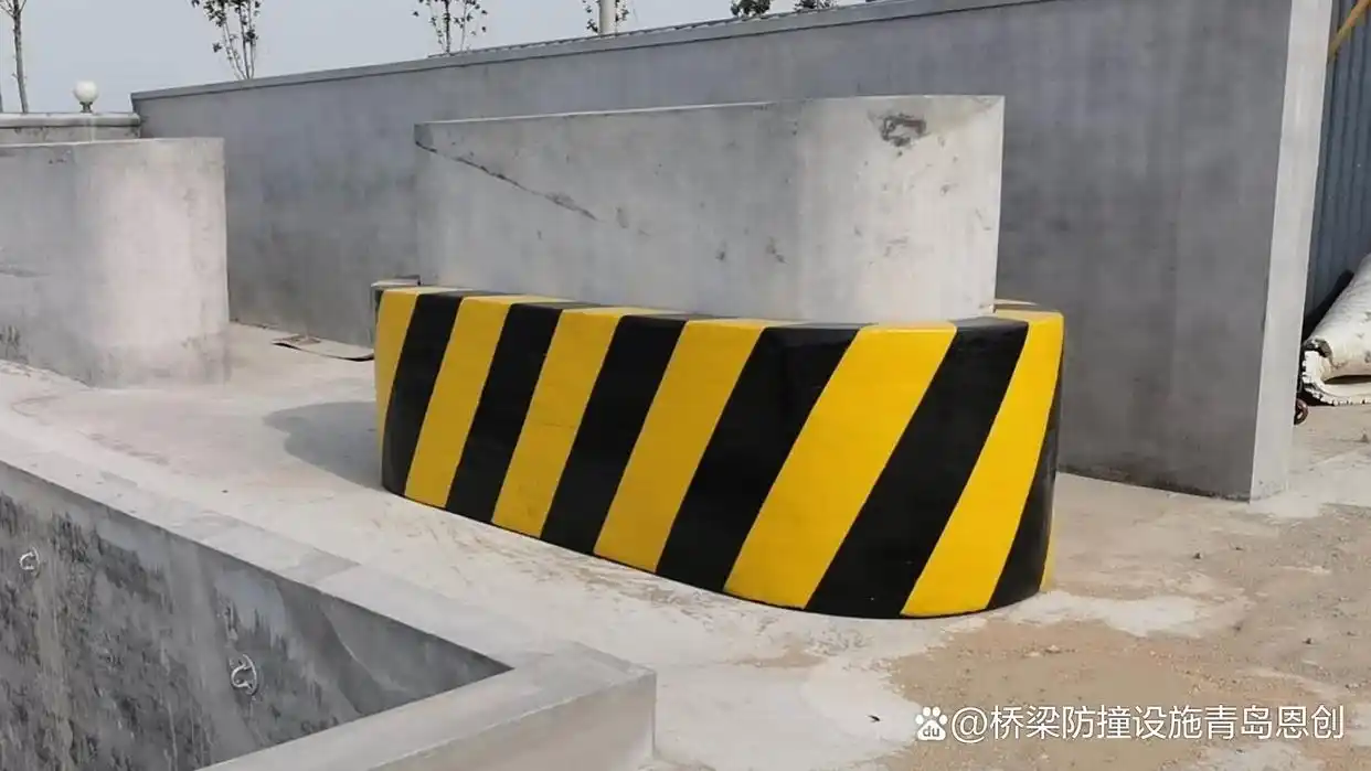 防撞桶缓冲原理_防撞桶安放_高速公路防撞桶