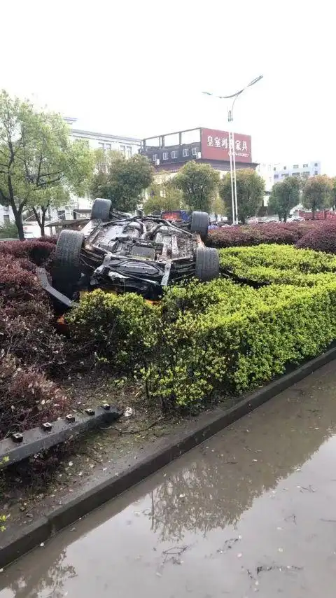 防撞桶作用_高速隧道防撞桶事故_隧道内防撞桶作用