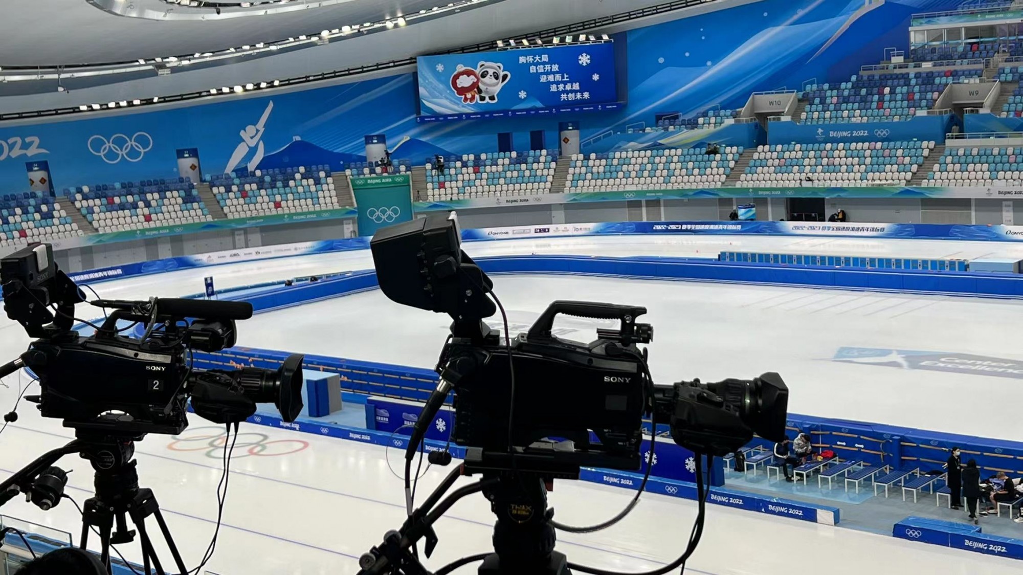 青岛讯道拍摄导播直播团队_会议照片直播云摄影_讯道摄影机