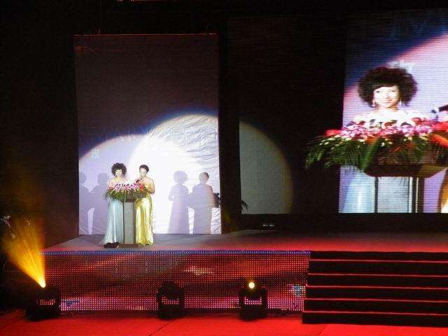 追光灯排列_追光灯原理用途_舞台追光灯效果