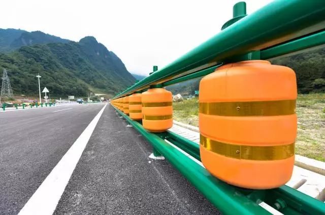 高速旋转防撞桶_防撞桶作用_防撞护栏二次伤害