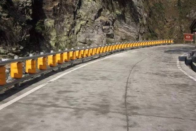 防撞桶作用_高速旋转防撞桶_防撞护栏二次伤害