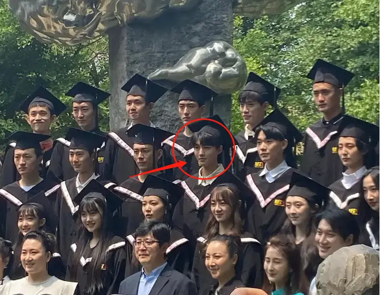 北京电影学院毕业照 王俊凯 毕业生颜值_北京电影学院毕业