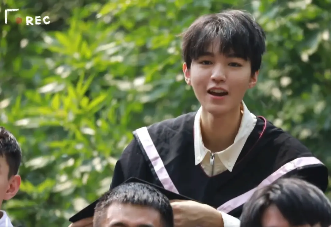 北京电影学院毕业照 王俊凯 毕业生颜值_北京电影学院毕业