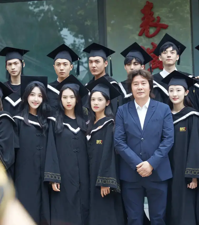 北京电影学院毕业_北京电影学院毕业照 王俊凯 毕业生颜值