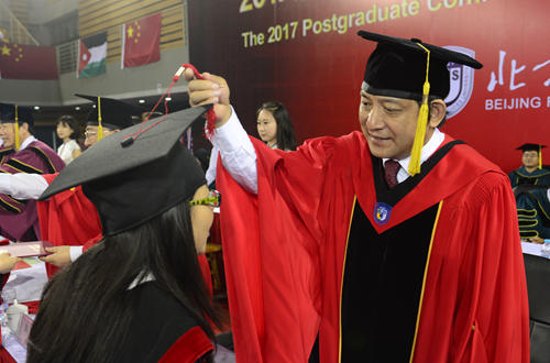 北京外国语大学研究生学位授予仪式_北京外国语大学2017届研究生毕业典礼_北京外国语大学毕业