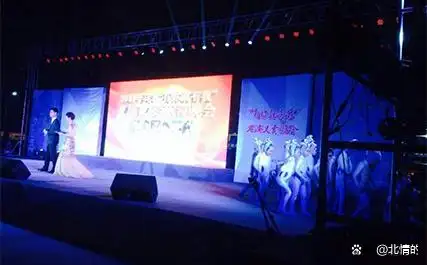 舞台LED显示屏与灯光结合_舞台灯控台组合_LED大屏幕舞台灯光设计