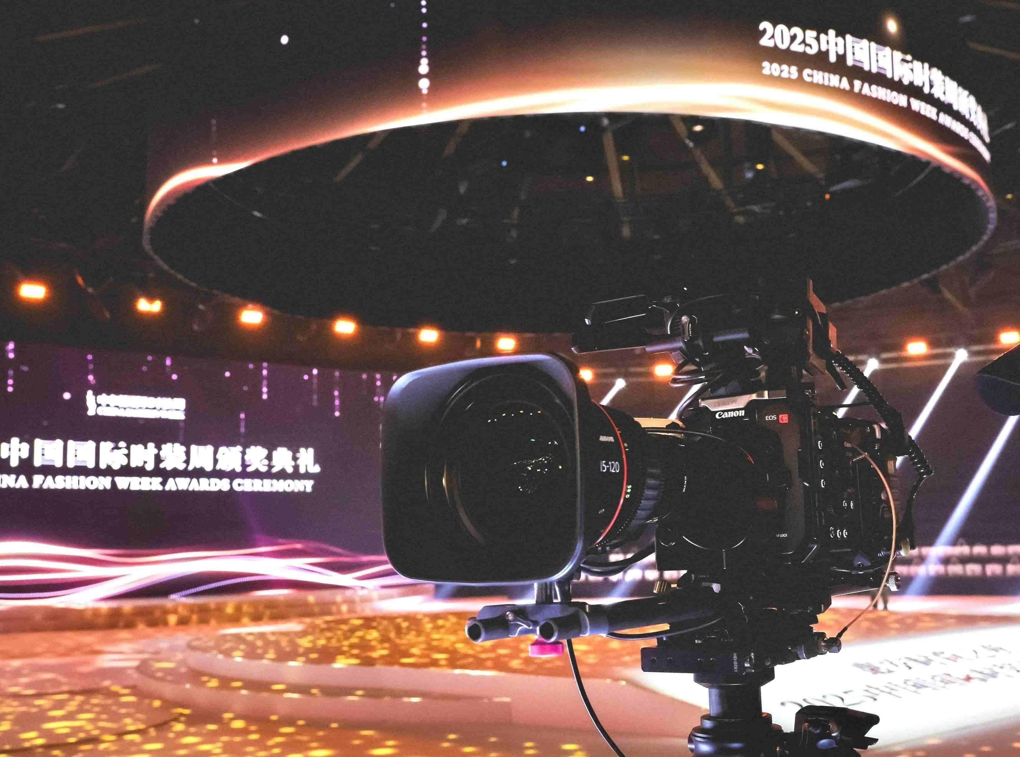 讯道电影机_佳能EOS C400电影机讯道化直播 中国国际时装周 佳直播PRO技术支持