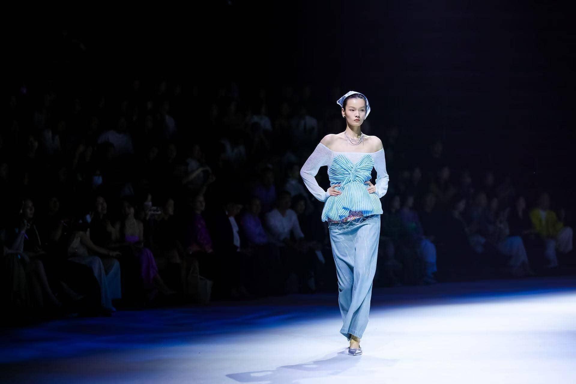 讯道电影机_佳能EOS C400电影机讯道化直播 中国国际时装周 佳直播PRO技术支持