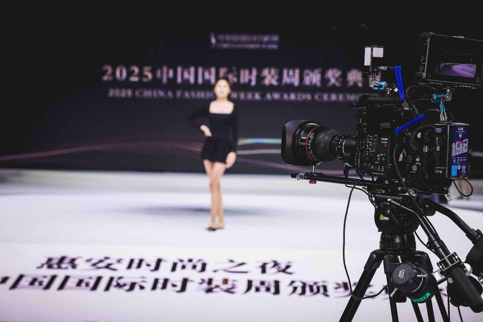 讯道电影机_佳能EOS C400电影机讯道化直播 中国国际时装周 佳直播PRO技术支持