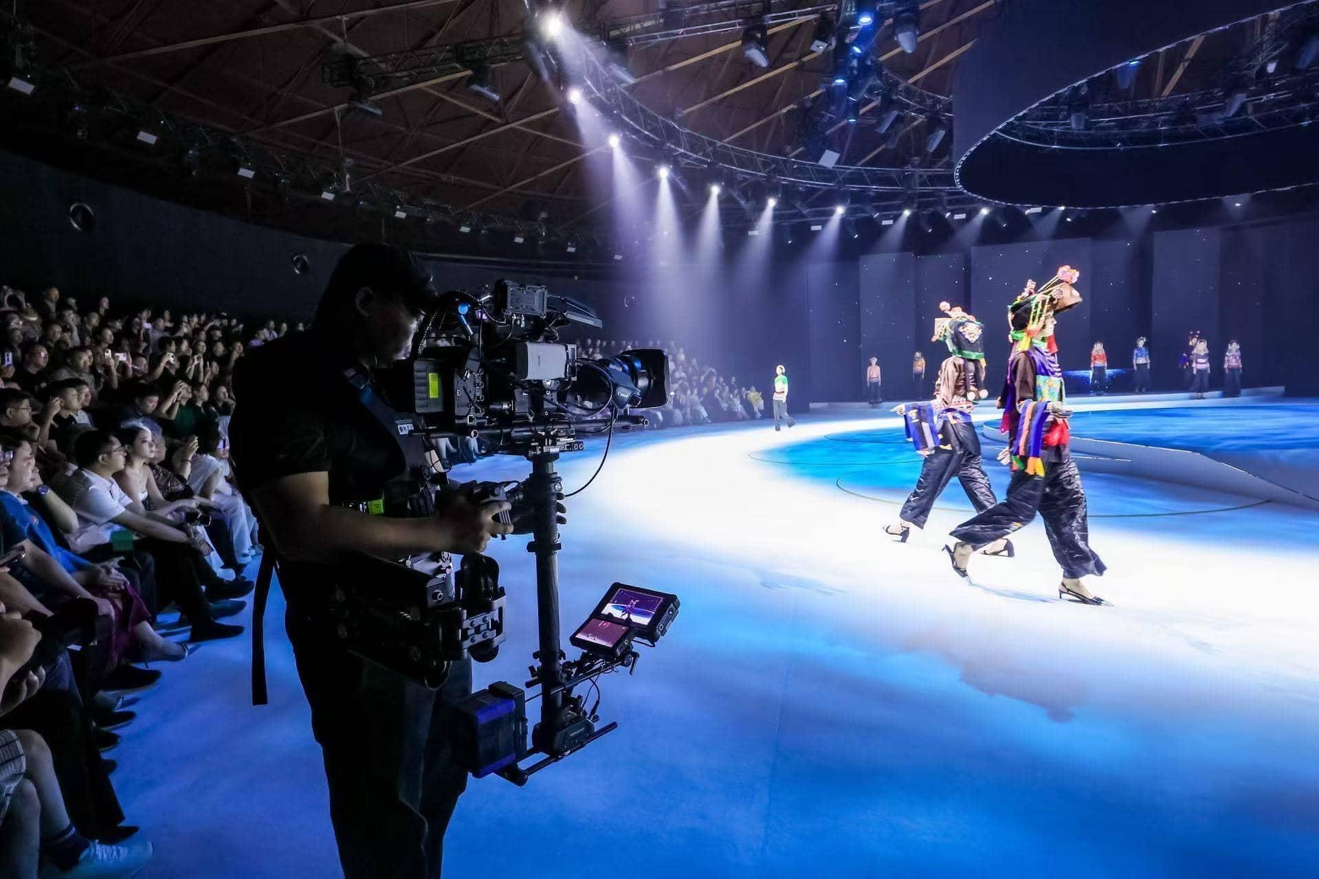 讯道电影机_佳能EOS C400电影机讯道化直播 中国国际时装周 佳直播PRO技术支持