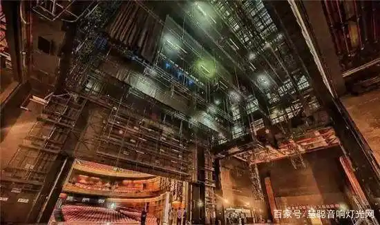 舞台灯位设计_舞台灯控台排列_舞台灯光与剧场建筑配合