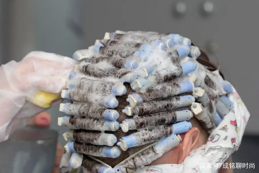 烫发与卷发棒哪个更伤头发_烫发和染发哪个对发质伤害更大_烫发和染发的损伤程度对比