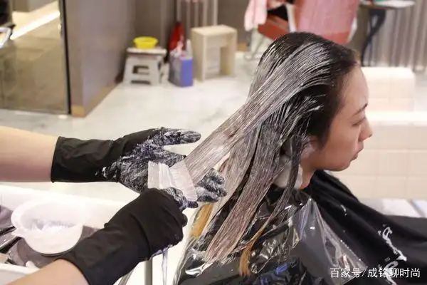 烫发和染发的损伤程度对比_烫发与卷发棒哪个更伤头发_烫发和染发哪个对发质伤害更大