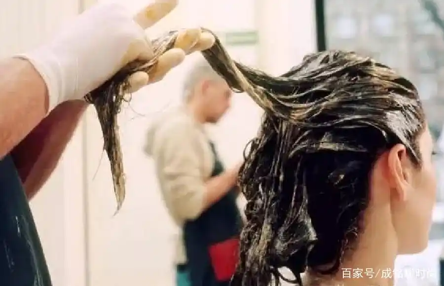 烫发和染发的损伤程度对比_烫发与卷发棒哪个更伤头发_烫发和染发哪个对发质伤害更大