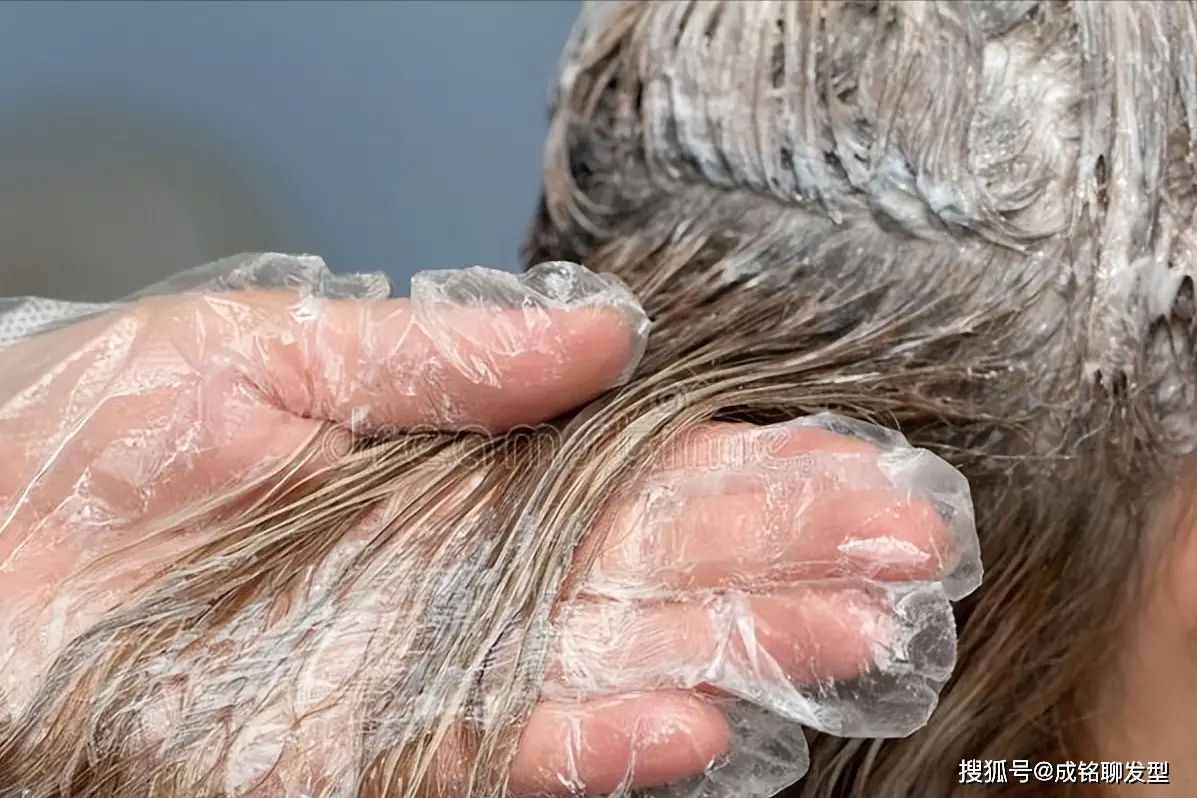 染发伤害大于烫发_染发与烫发对头发伤害对比_烫发与卷发棒哪个更伤头发