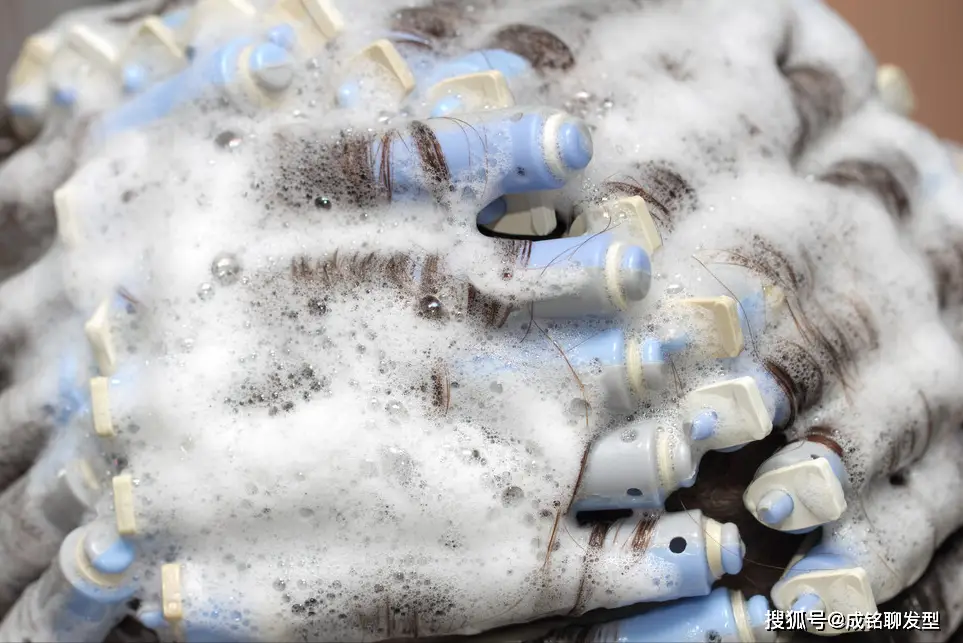 染发与烫发对头发伤害对比_烫发与卷发棒哪个更伤头发_染发伤害大于烫发