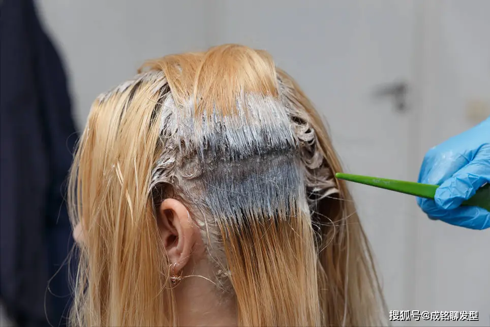 烫发与卷发棒哪个更伤头发_染发与烫发对头发伤害对比_染发伤害大于烫发