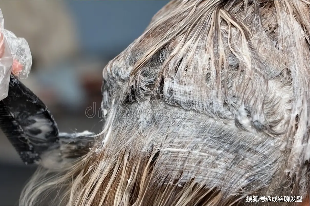 染发伤害大于烫发_染发与烫发对头发伤害对比_烫发与卷发棒哪个更伤头发