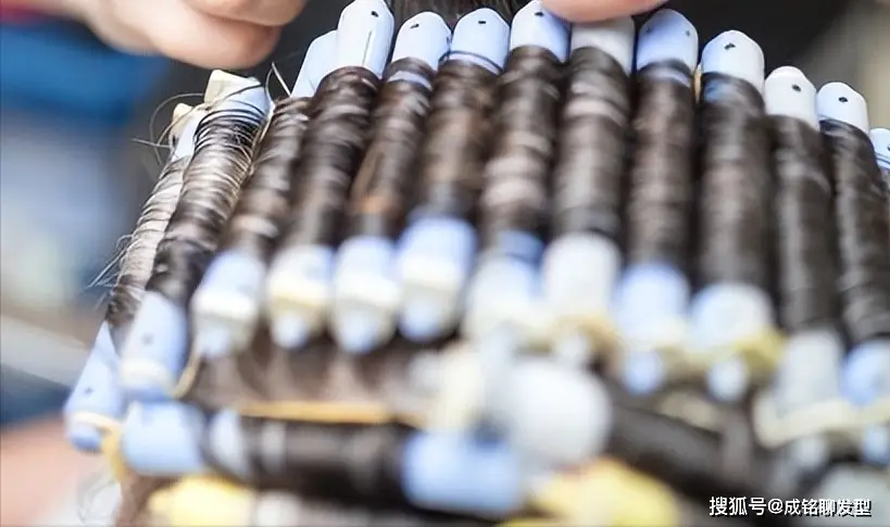 染发伤害大于烫发_烫发与卷发棒哪个更伤头发_染发与烫发对头发伤害对比