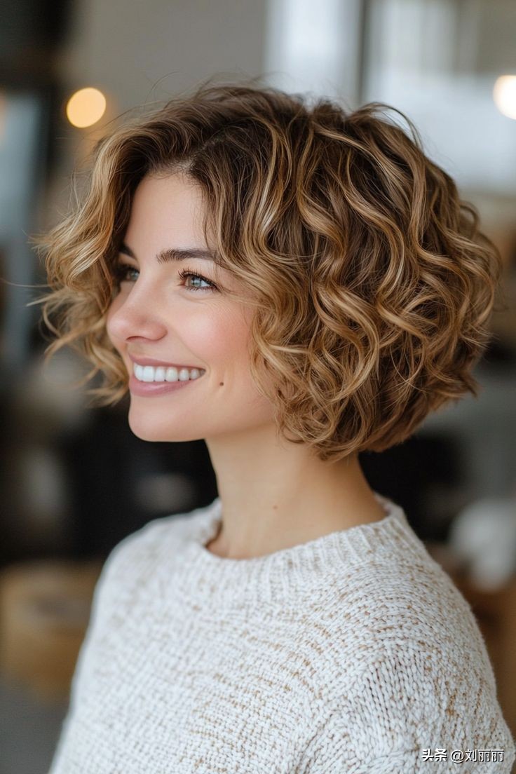 短款卷发风格适配_脸型优化短款卷发_卷发棒怎么卷头发图解