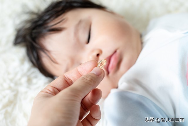 宝宝睡觉出汗怎么办_宝宝睡觉出汗原因_小孩晚上睡觉出虚汗