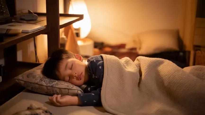 宝宝夜间出汗是什么原因_小孩晚上睡觉出虚汗_孩子睡觉出汗怎么办