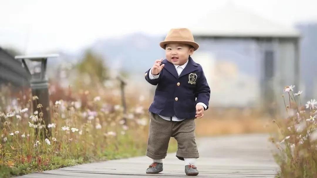 宝宝夜间出汗是什么原因_小孩晚上睡觉出虚汗_孩子睡觉出汗怎么办