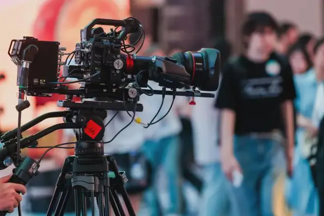 讯道电影机_2025暑期档电影片单发布会 光影绽放中国行 全国电影周 佳直播PRO电影机讯道化直播解决方案