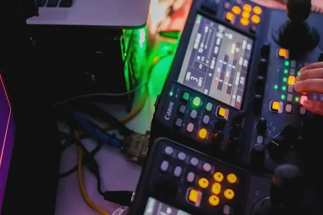 讯道电影机_2025暑期档电影片单发布会 光影绽放中国行 全国电影周 佳直播PRO电影机讯道化直播解决方案