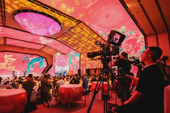 讯道电影机_2025暑期档电影片单发布会 光影绽放中国行 全国电影周 佳直播PRO电影机讯道化直播解决方案