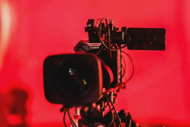 讯道电影机_2025暑期档电影片单发布会 光影绽放中国行 全国电影周 佳直播PRO电影机讯道化直播解决方案