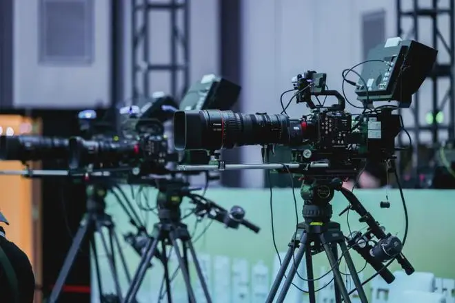 讯道电影机_2025暑期档电影片单发布会 光影绽放中国行 全国电影周 佳直播PRO电影机讯道化直播解决方案