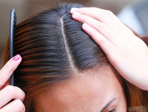 如何使用卷发棒卷发步骤图解_不用工具如何使直发变卷_直发变卷发教程