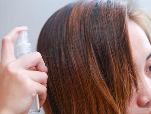 不用工具如何使直发变卷_直发变卷发教程_如何使用卷发棒卷发步骤图解