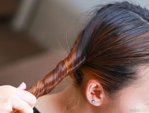 直发变卷发教程_不用工具如何使直发变卷_如何使用卷发棒卷发步骤图解