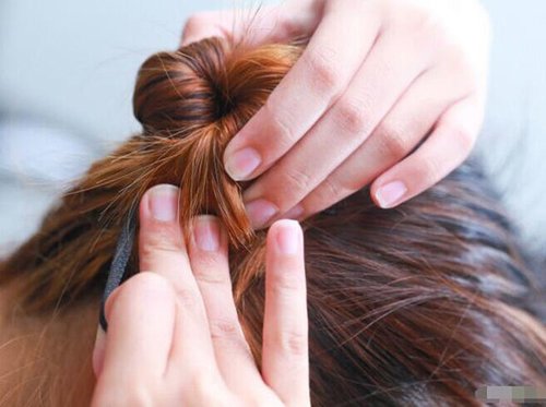 直发变卷发教程_不用工具如何使直发变卷_如何使用卷发棒卷发步骤图解