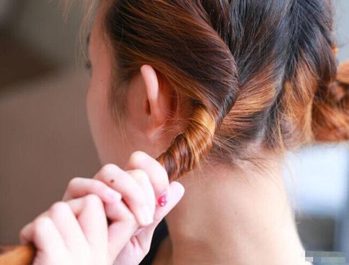 直发变卷发教程_如何使用卷发棒卷发步骤图解_不用工具如何使直发变卷