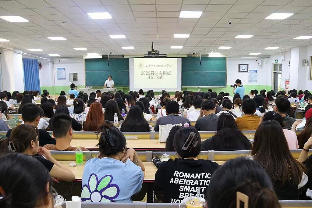 新闻与传播学院课程_新闻传播学类教学质量国家标准_新闻传播学院本科教学质量报告