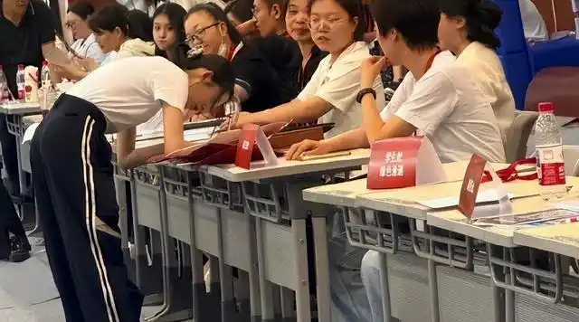 北京电影学院新生颜值_中央戏剧学院新生外貌_北京电影学院学生